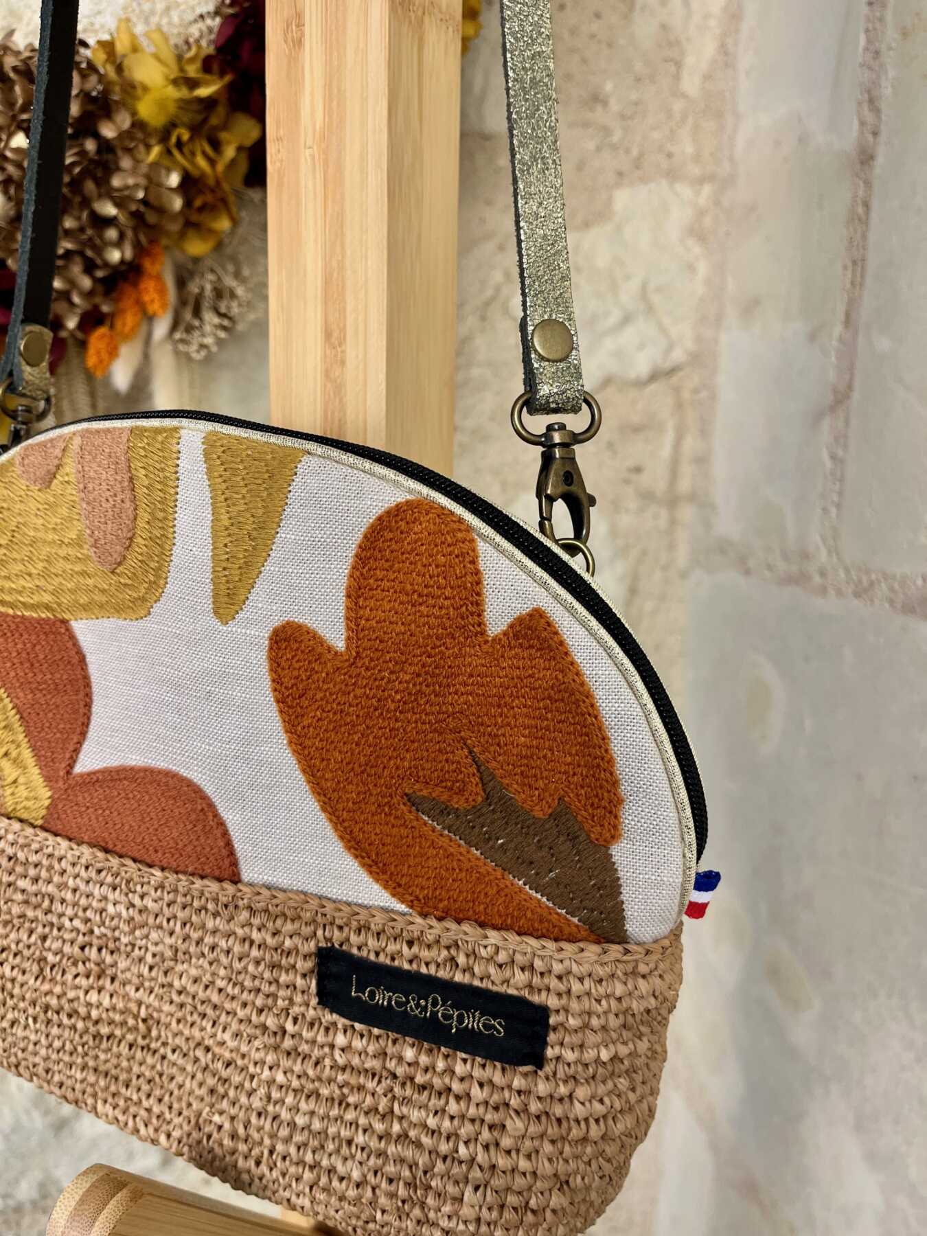 SAC BANDOULIERE TROUSSE RAPHIA – Brodé fond écru