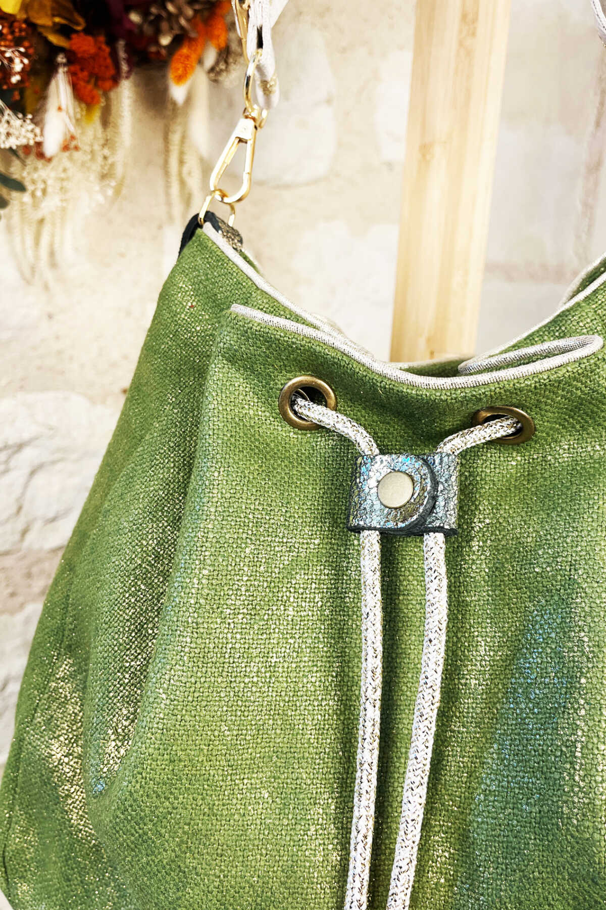 SAC SEAU BANDOULIERE – LIN irisé – Vert green/doré