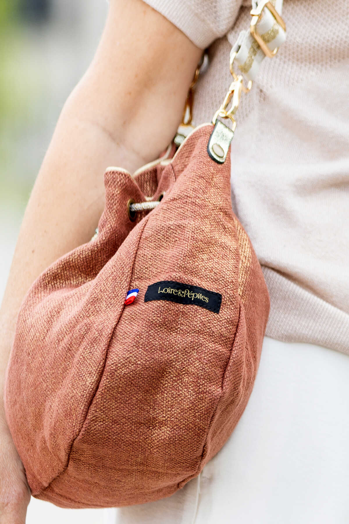 SAC SEAU BANDOULIERE – LIN irisé – Rose/doré