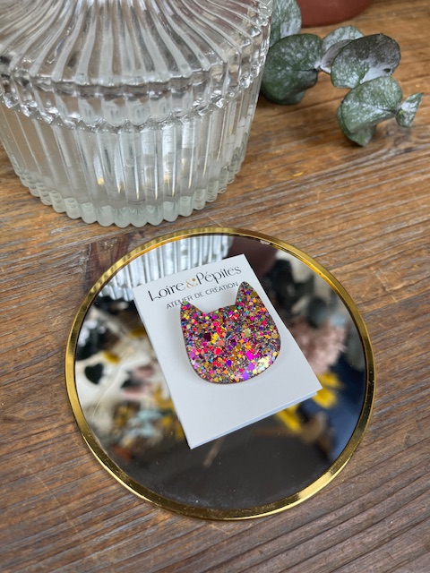 BROCHE Chat – Résine et paillettes