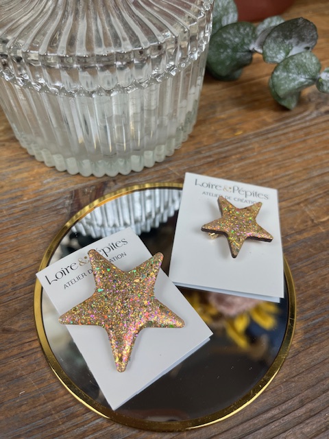 BROCHE Etoile – Résine et paillettes – Médium