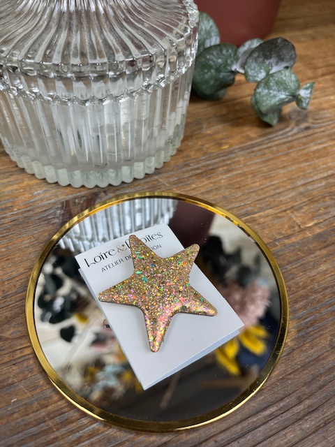 BROCHE Etoile – Résine et paillettes – Médium