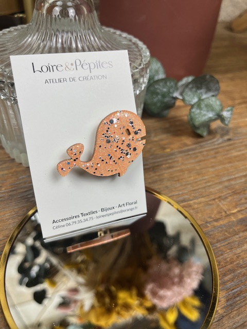 BROCHE Baleine – Résine et paillettes
