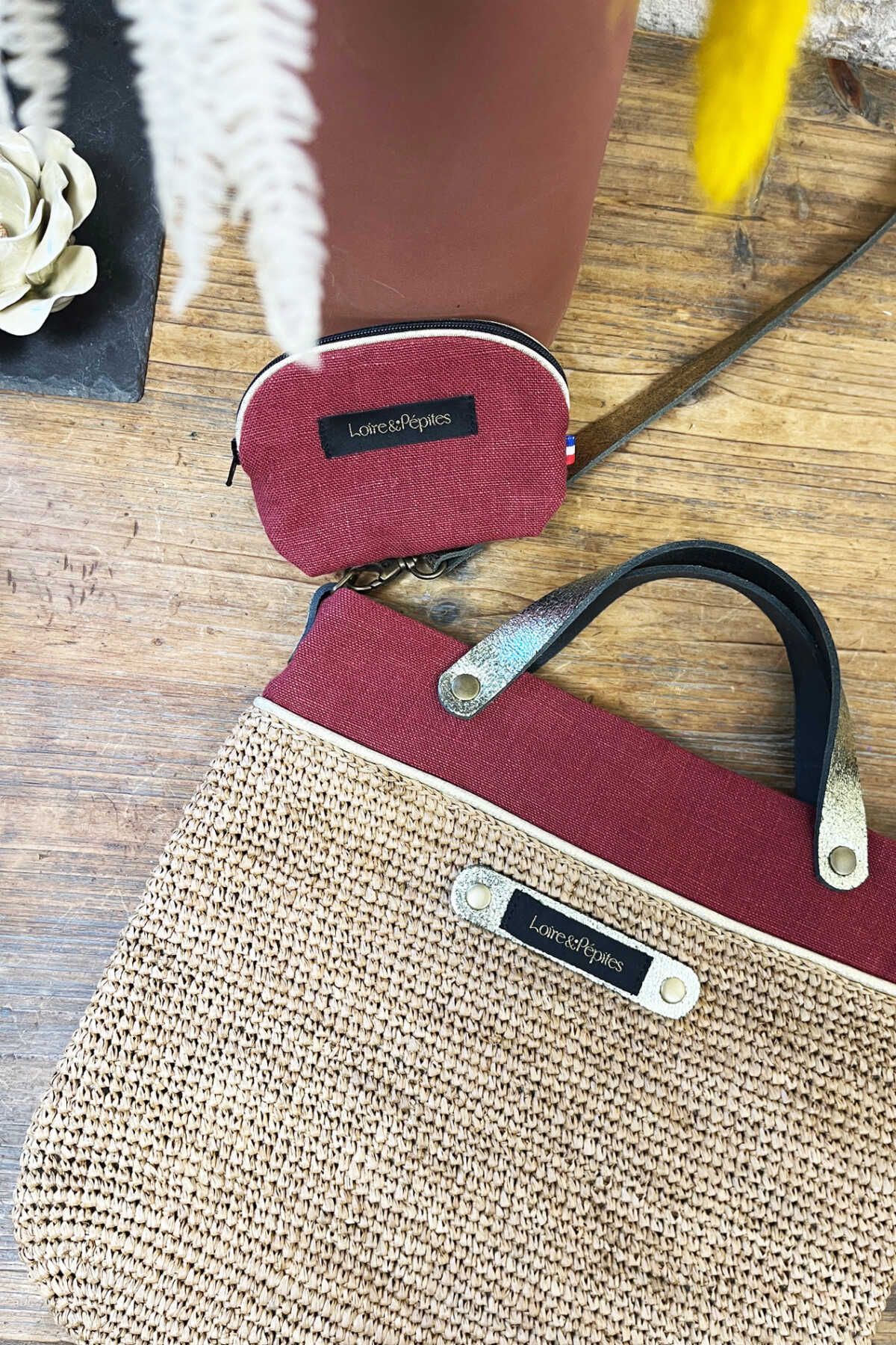 SAC A MAIN BANDOULIERE –  Raphia/lin – Grenat