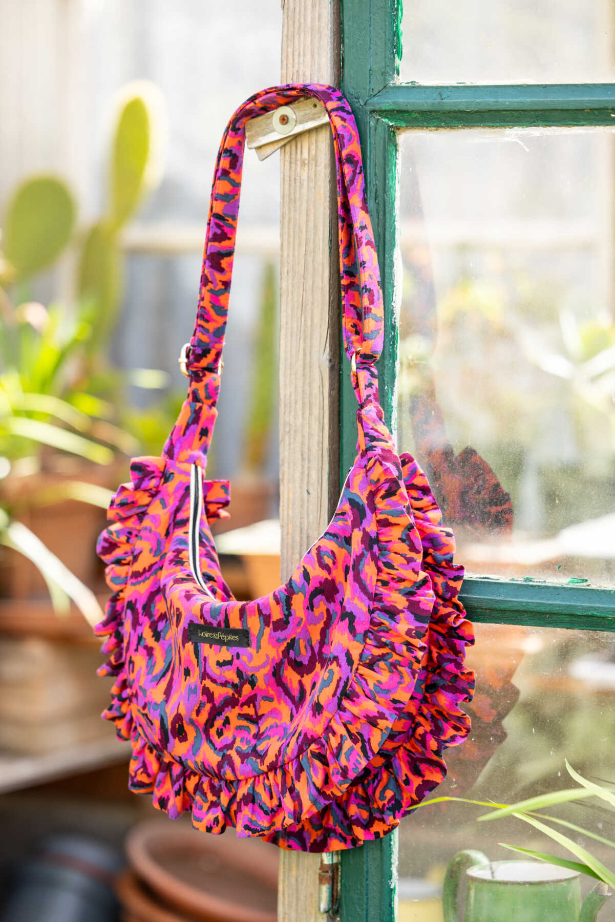 Sac demi-lune bandoulière à volants – Image 4