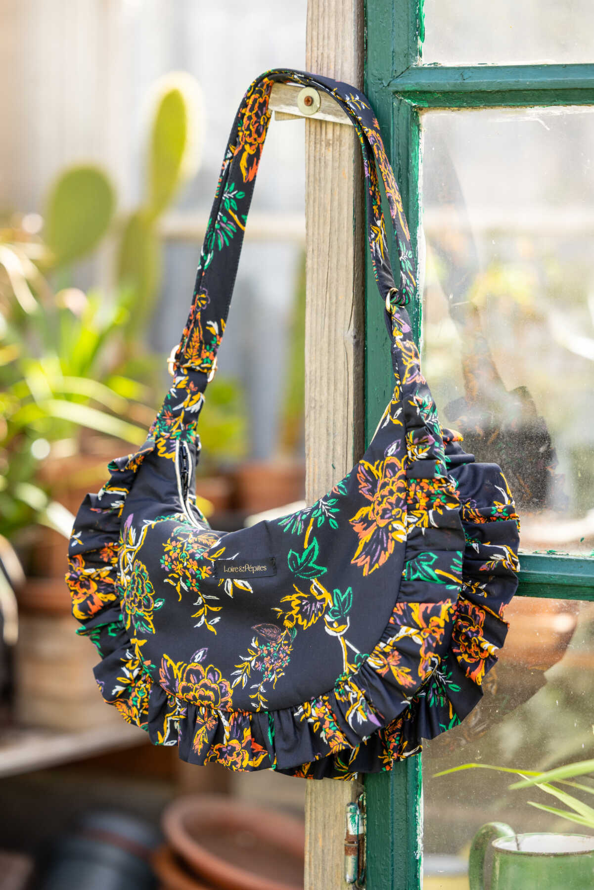 Sac demi-lune bandoulière à volants – Image 5