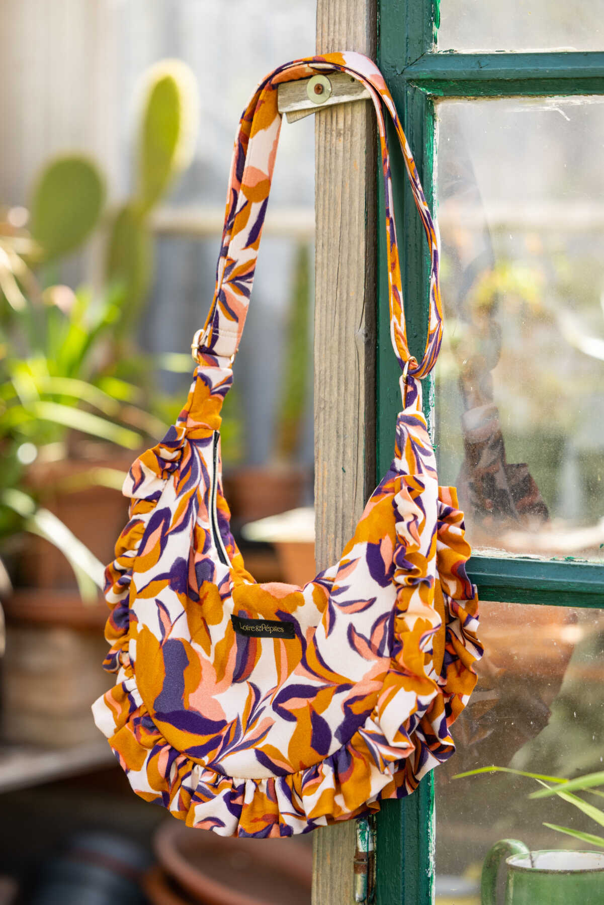 Sac demi-lune bandoulière à volants – Image 6
